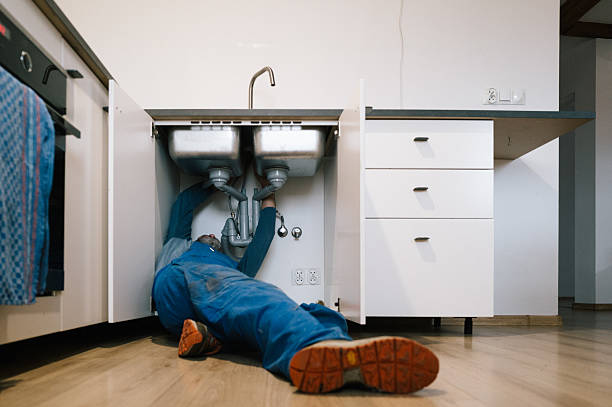 Professional Leak Detection technician working in Buffalo Grove, IL